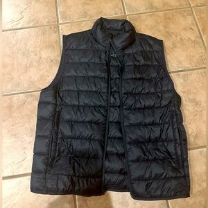 American Eagle men’s puffer vest black medium